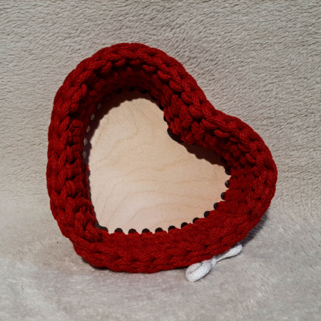 Horgolt piros szív alakú kosár (kicsi)