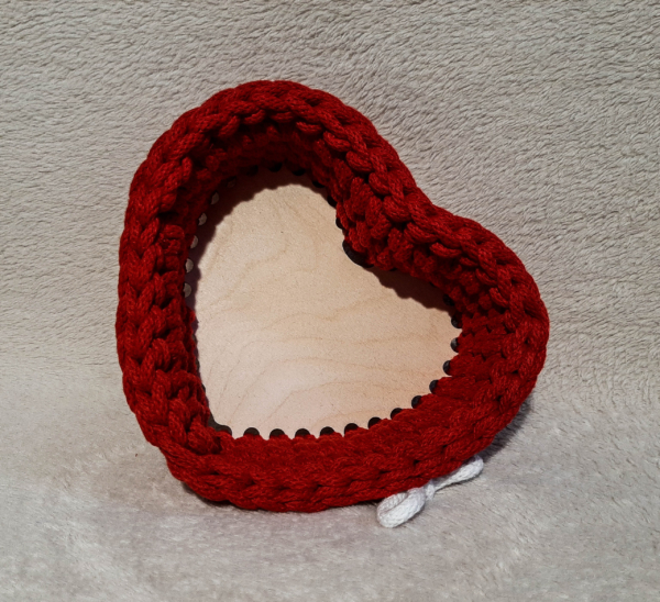 Horgolt piros szív alakú kosár (kicsi)