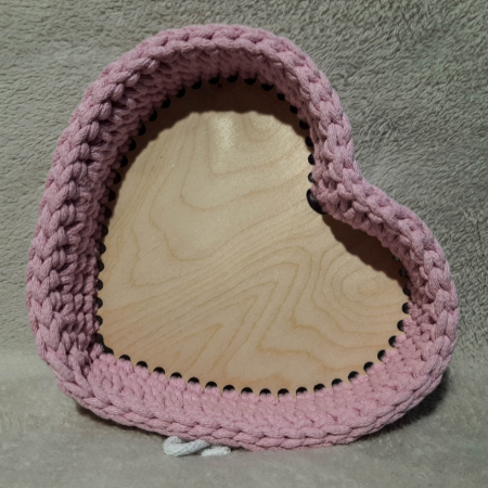 Horgolt rózsaszín szív alakú kosár (nagy)